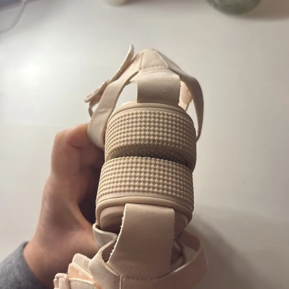 MIA Ellen Flatform Sandal (Little Kid & Big Kid) in pale pink.  size 1. - Picture 9 of 9